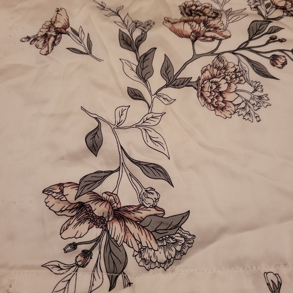 Reitmans satin style blouse, size L - Picture 4 of 10